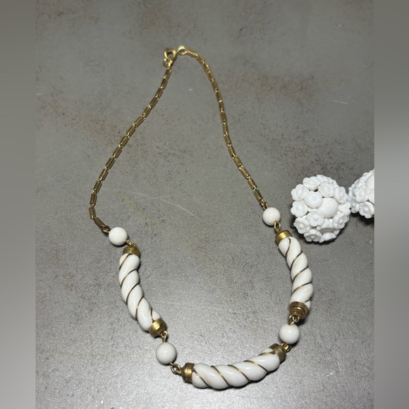 Elegant White and Gold Jewelry Set - Picture 3 of 8